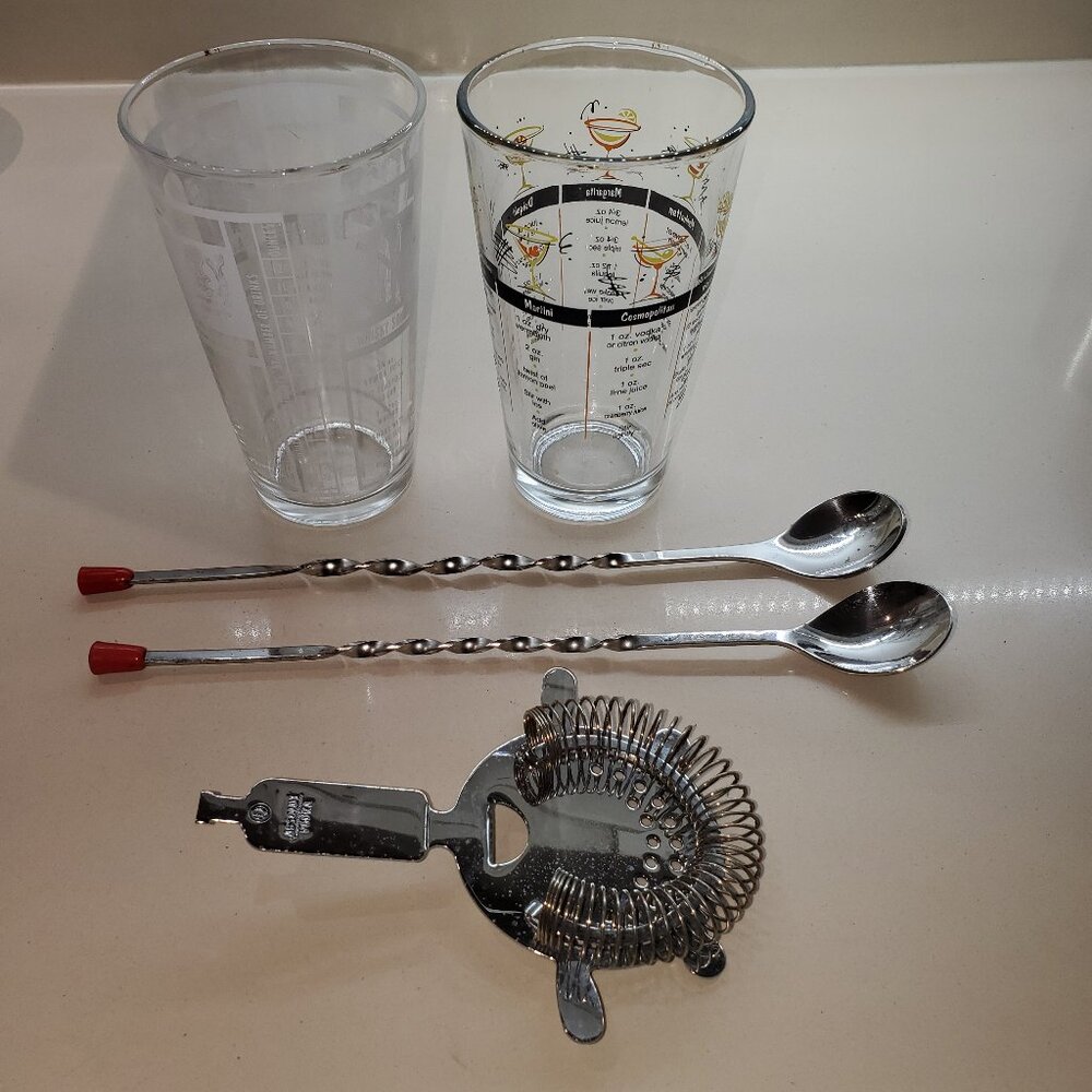 DRINK GLASSES SHOWING HOW TO MAKE CLASSIC COCKTAILS